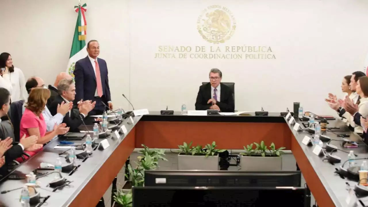 De pie y entre aplausos, así recibieron a José Manuel del Río Virgen en el Senado