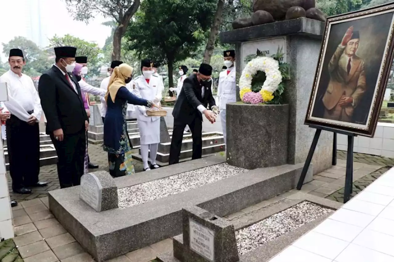 Jelang HUT Jakarta, Pejabat Pemkot Jakpus Ziarah ke Makam MH Thamrin dan Ismail Marzuki