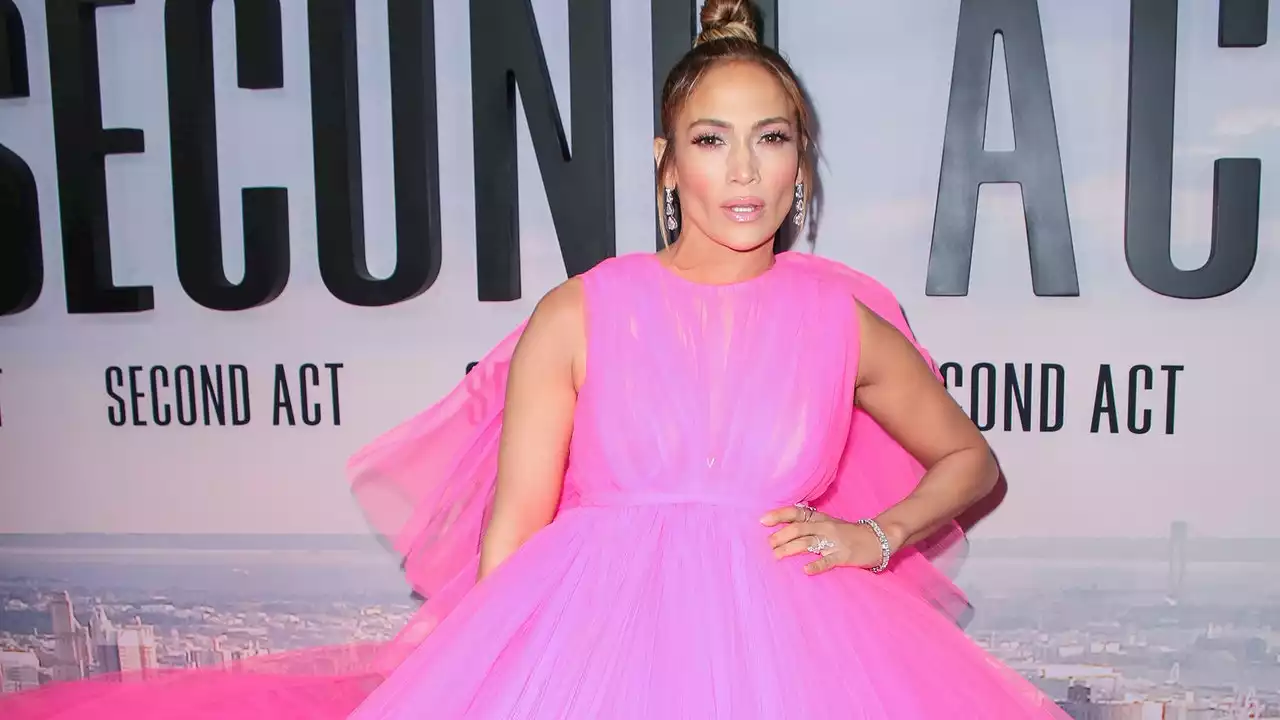 Jennifer Lopez im coolsten Mini-Glitzer-Look