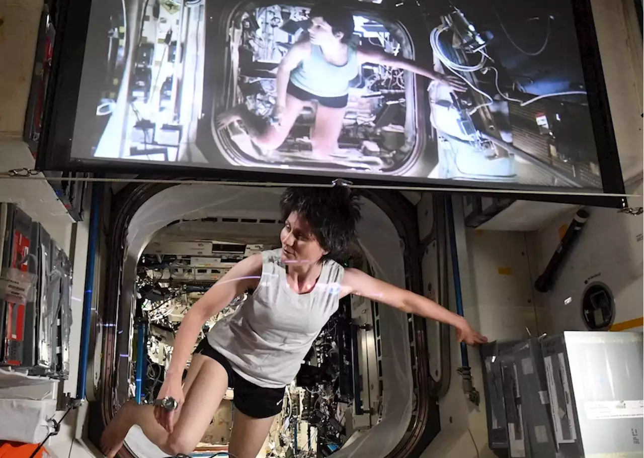 ISS astronaut recreates a moment from Gravity movie | Digital Trends