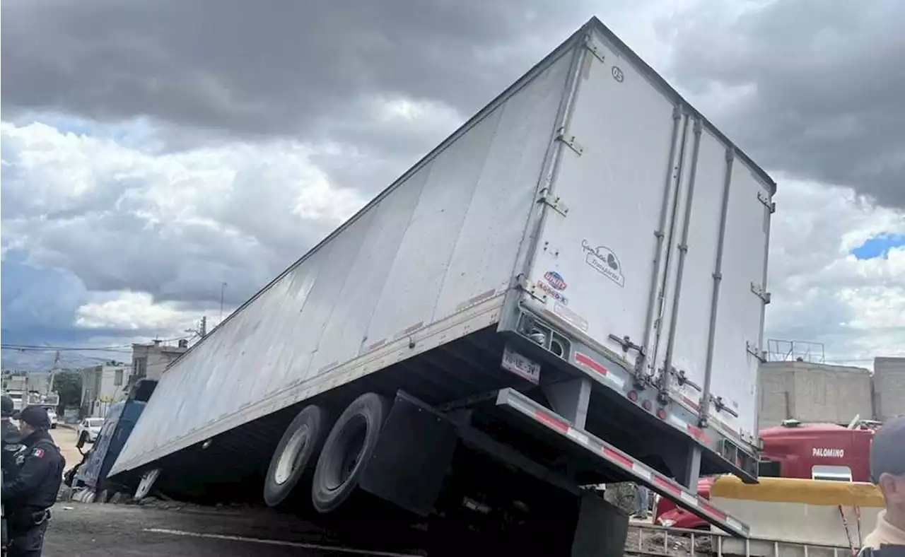 Video.Persiguen policías tráiler con ropa robado desde Hidalgo hasta Edomex; detienen a 2 ladrones