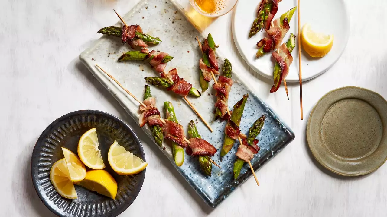 Aspara Bacon (Grilled Asparagus and Bacon Skewers)