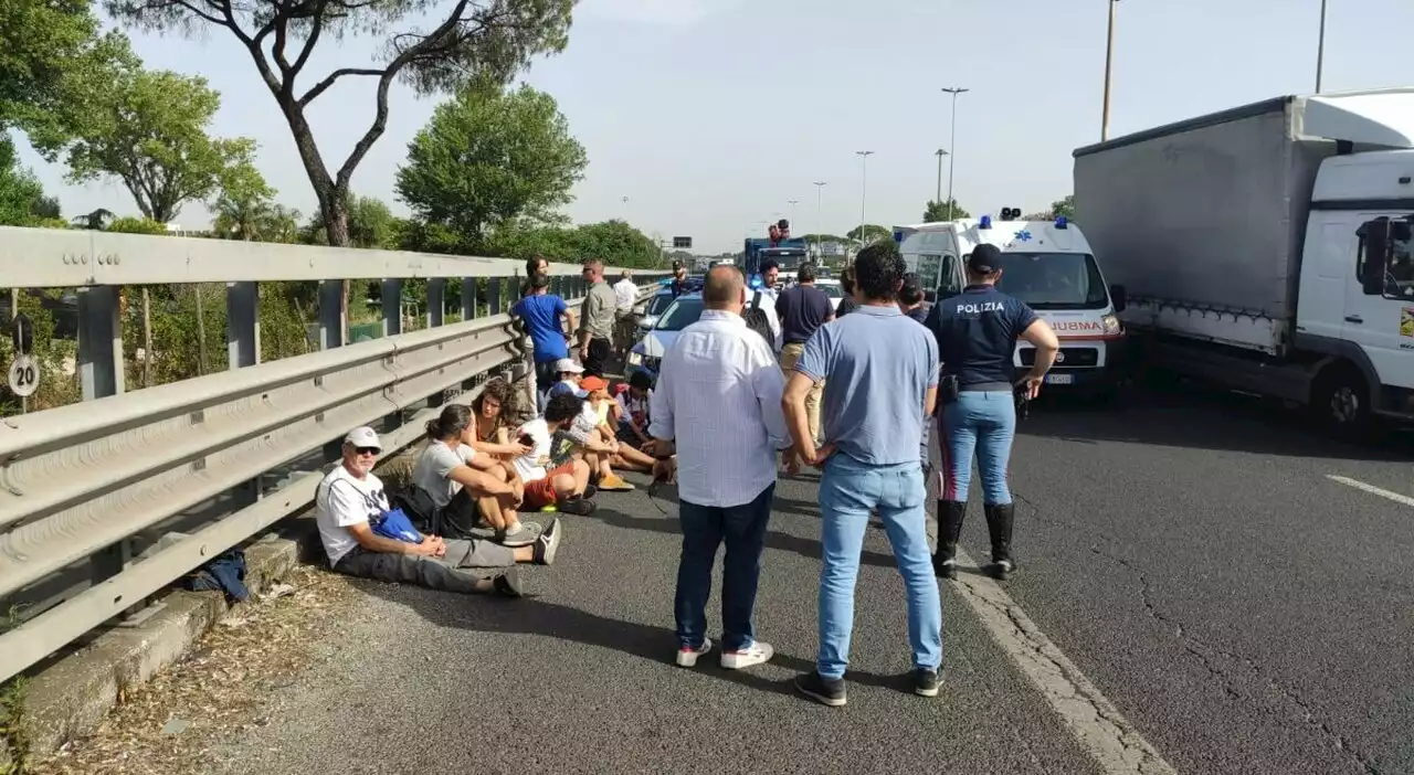 Gra Roma, nuovo blocco degli ambientalisti: insulti dagli automobilisti inferociti: interviene la polizia