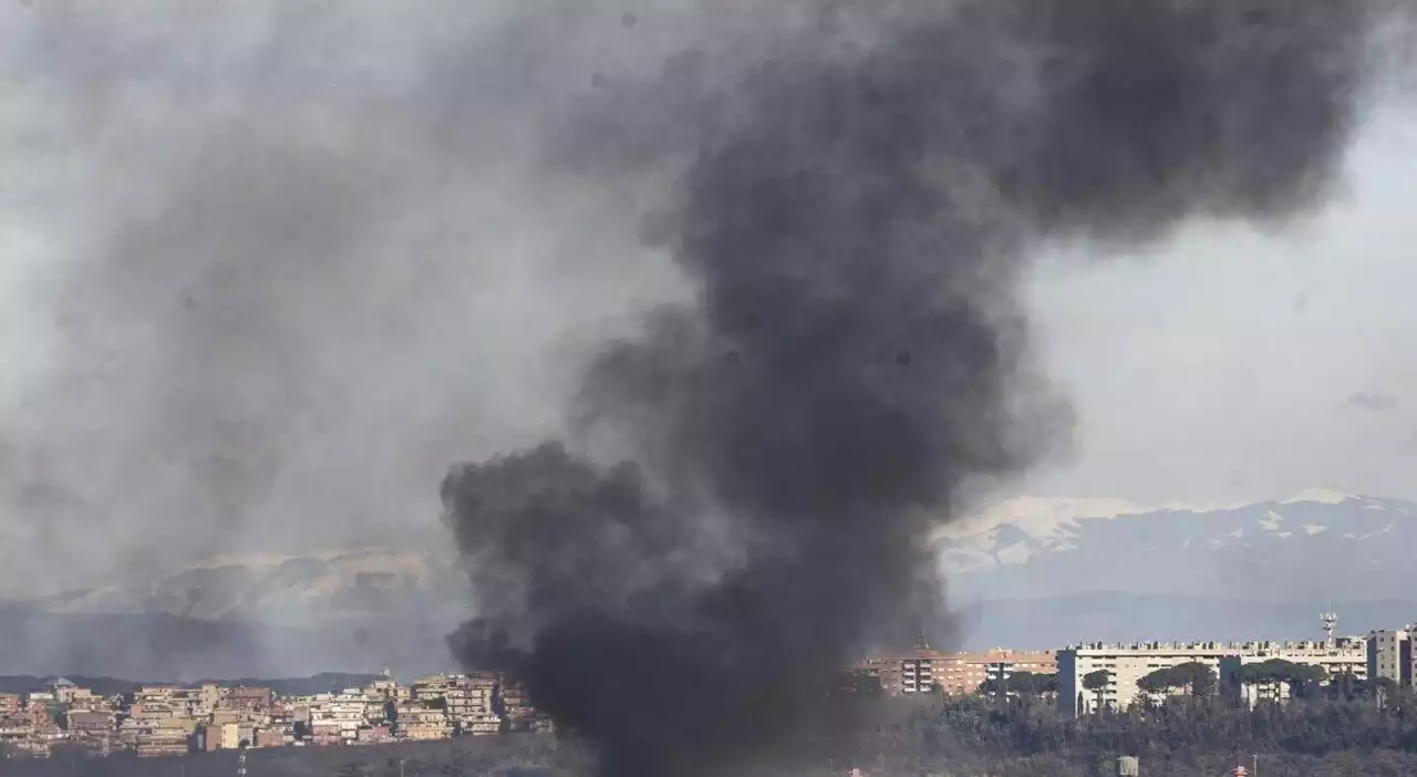 Incendio a Roma: grossa nuvola di fumo tra Pisana e Casetta Mattei