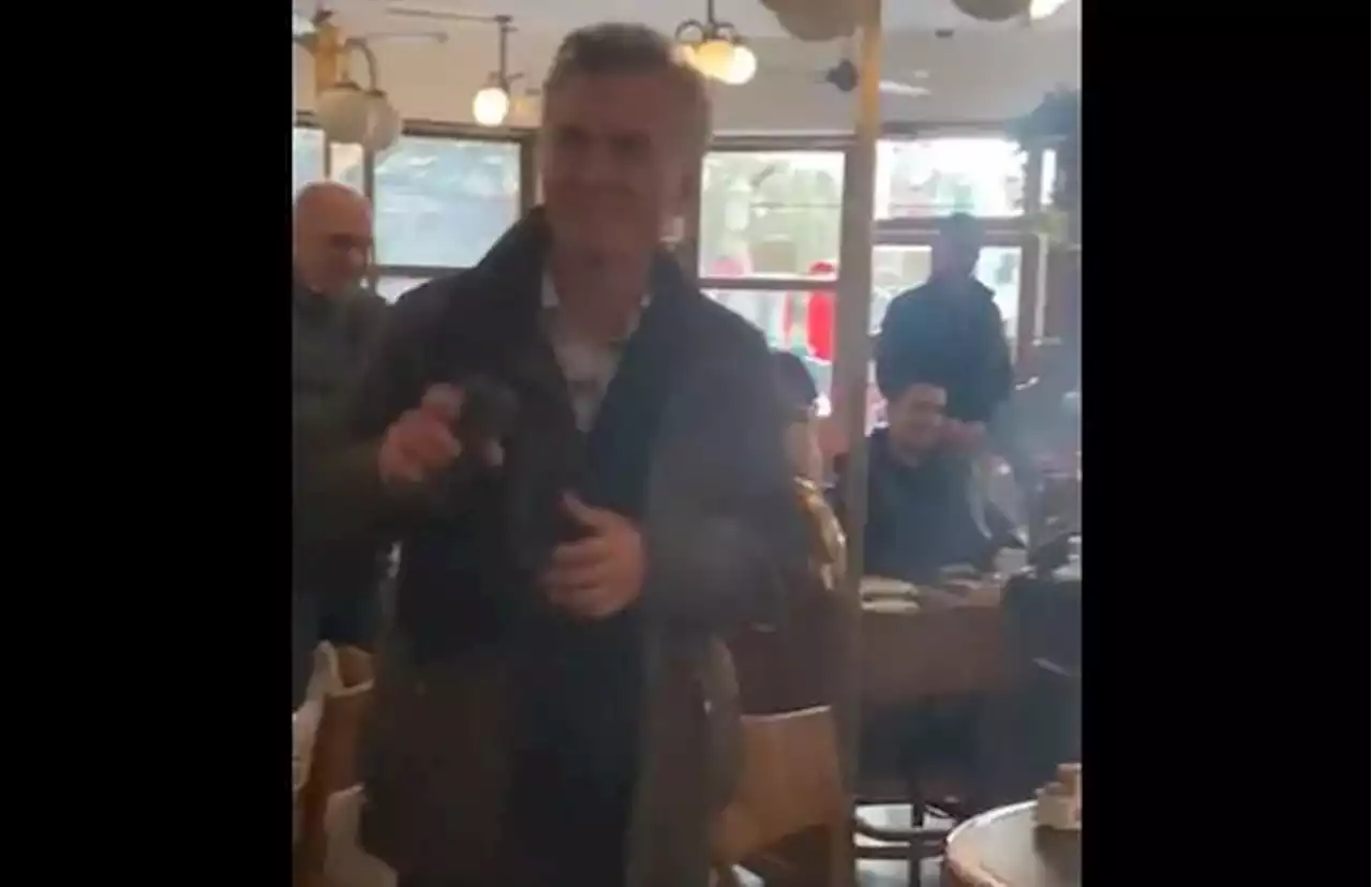 “¡Vamos Mauricio!”: Macri fue ovacionado en el café La Biela