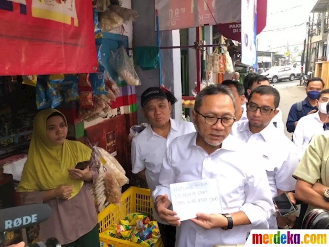 Foto : Pastikan Harga Minyak Goreng Aman, Mendag Zulhas Sidak Warung di Pasar Klender | merdeka.com