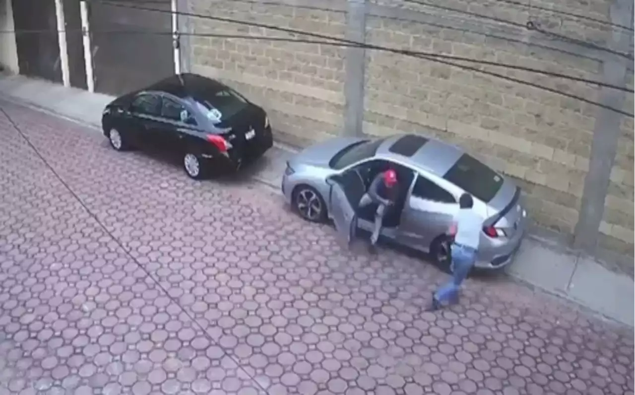 Hombre enfrenta a ladrones que iban a robar un auto en Puebla | VIDEO