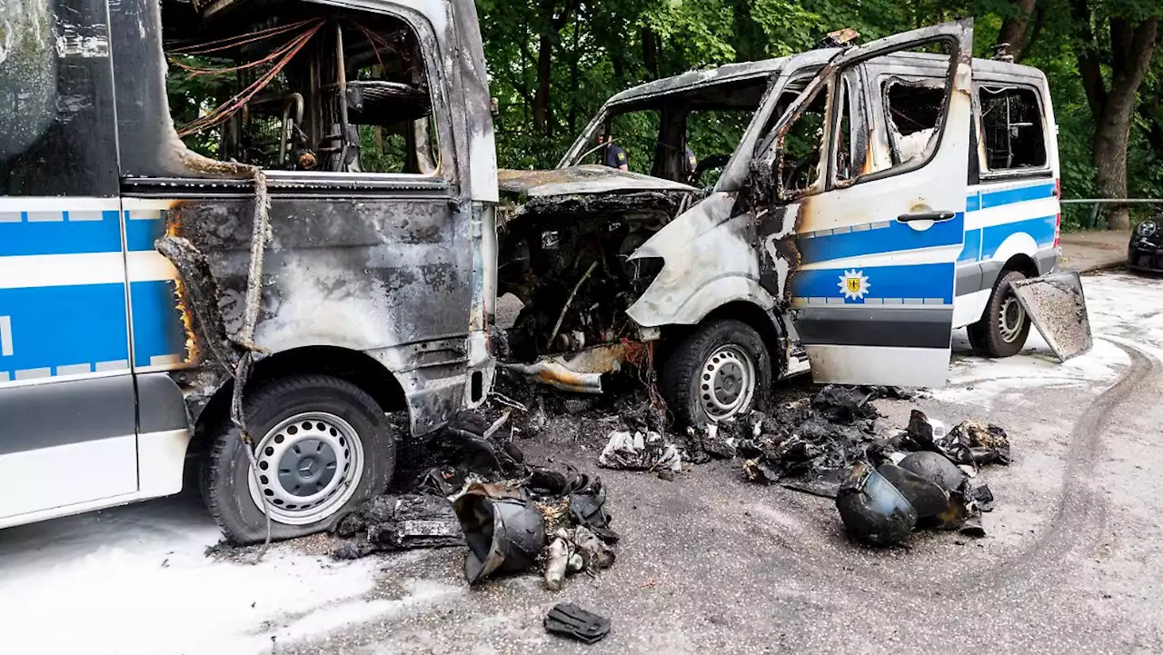 Kurz vor G7-Gipfel brennen acht Polizeiwagen aus