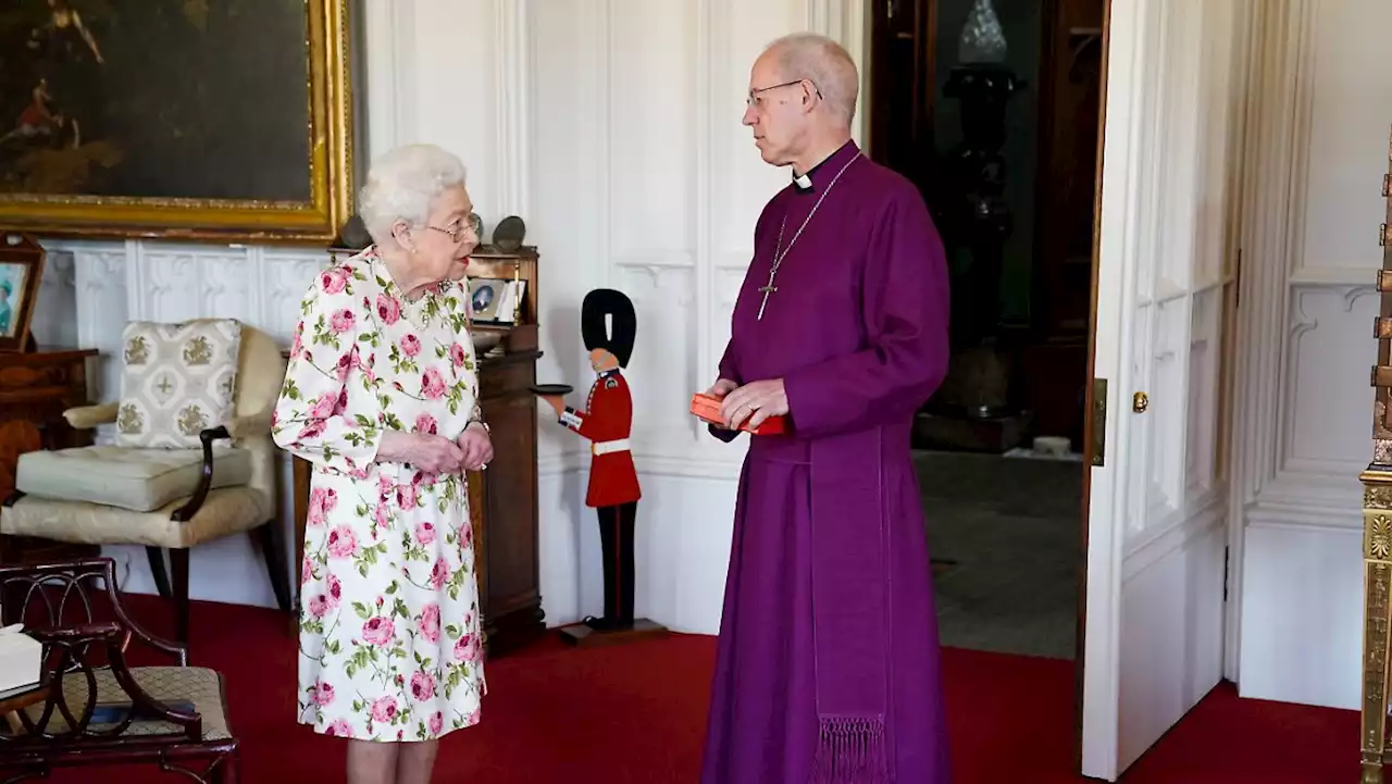 Queen nimmt Geschenk ohne Gehstock entgegen