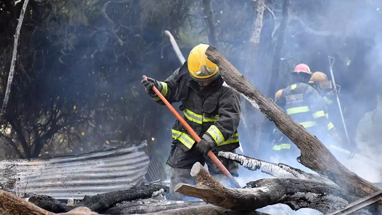 Trágico incendio en Córdoba: murió un adolescente y seis casas fueron consumidas por el fuego