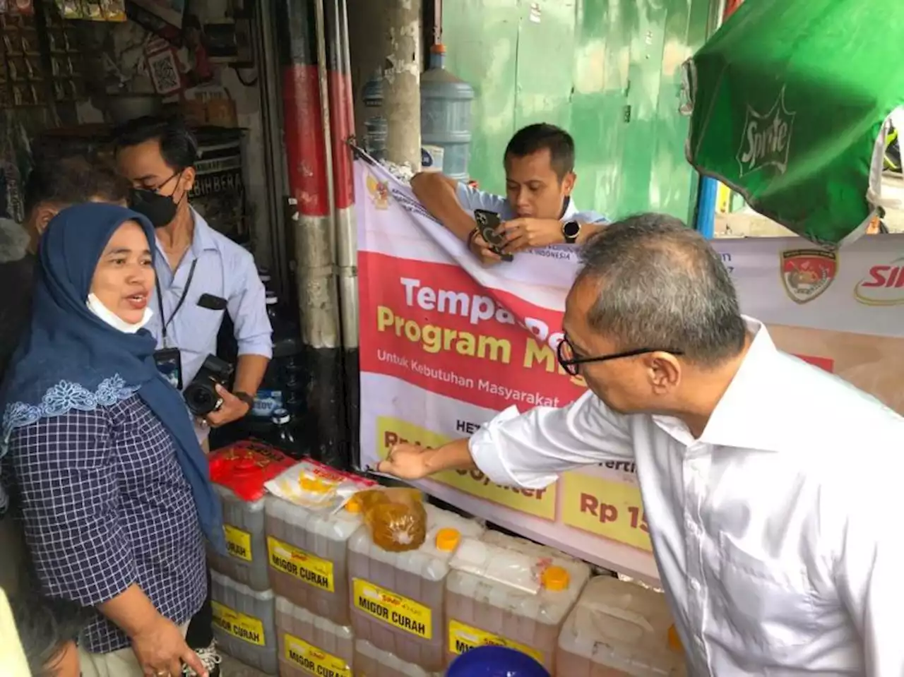 Mendag Sidak Pasar Pastikan Minyak Goreng Curah Rp 14 Ribu dan tidak Antre |Republika Online