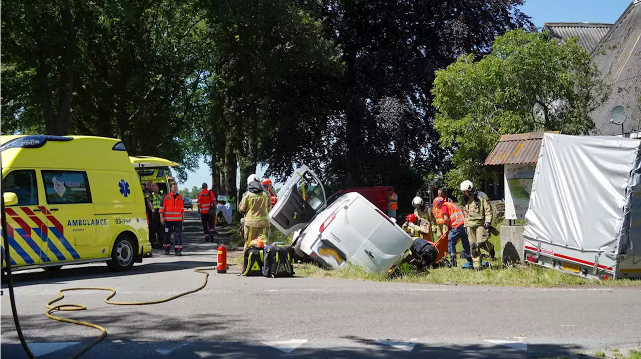 Drie gewonden bij botsing tussen auto en bestelbus bij Pesse