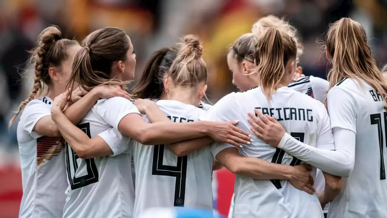 In vielen Ländern werden Männer und Frauen im Fußball gleich bezahlt – darum sträubt sich der DFB dagegen