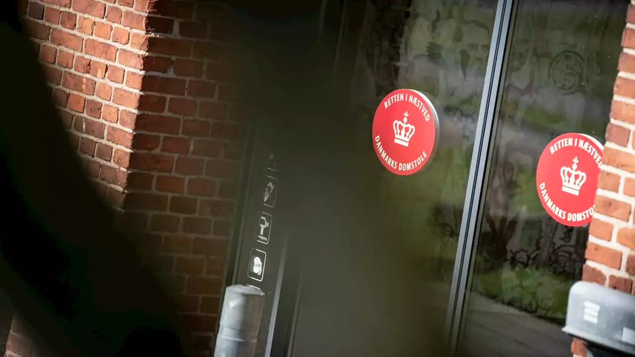Par kastede en spand vand i hovedet på journalist