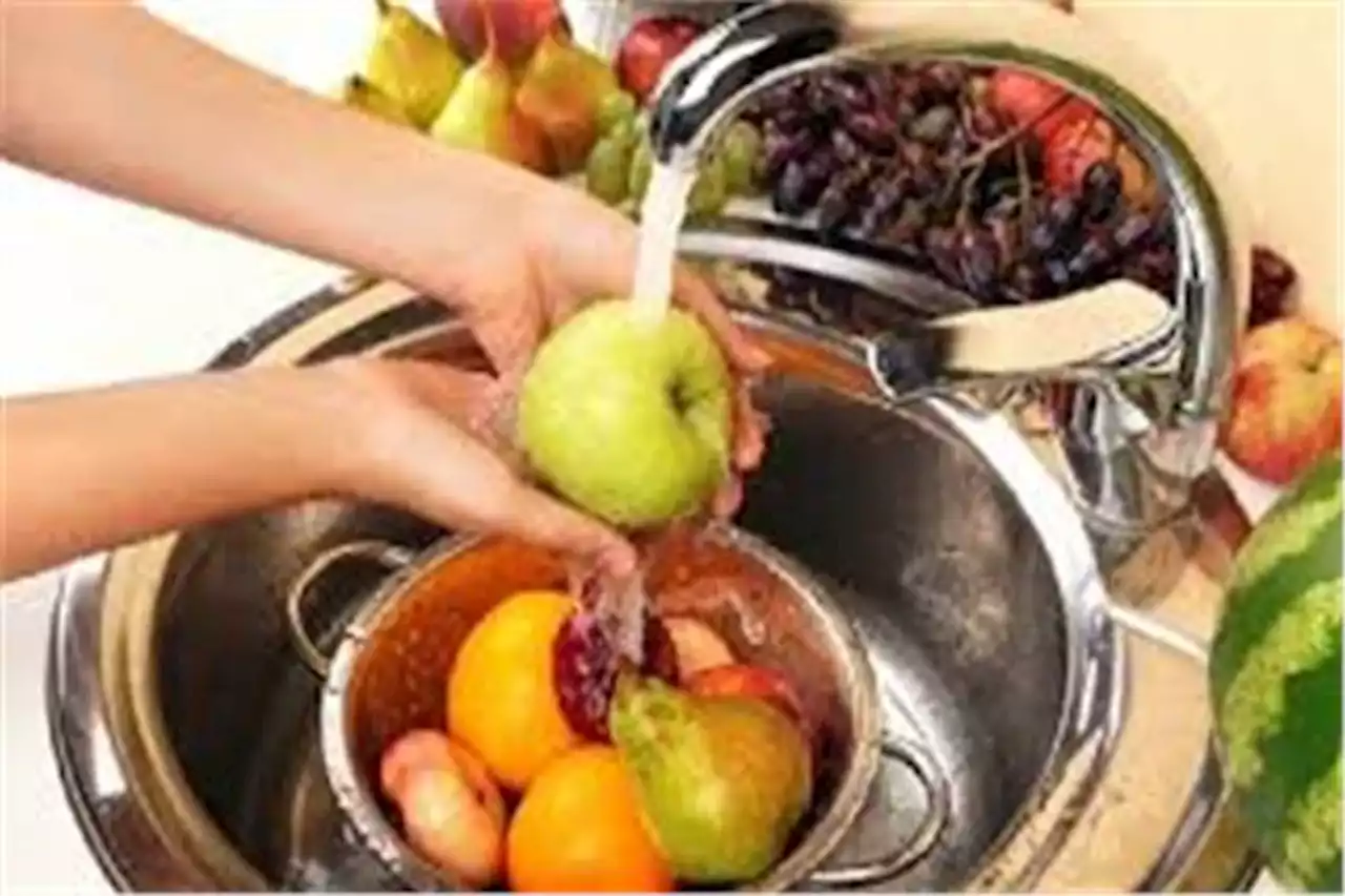 ضرورة غسل الفاكهة والخضار قبل تقشيرها ..لهذا السبب