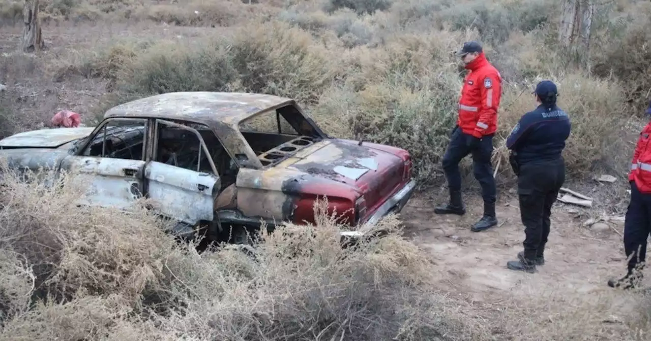 Hallan un cadáver atado de pies y manos en el baúl de un auto incendiado