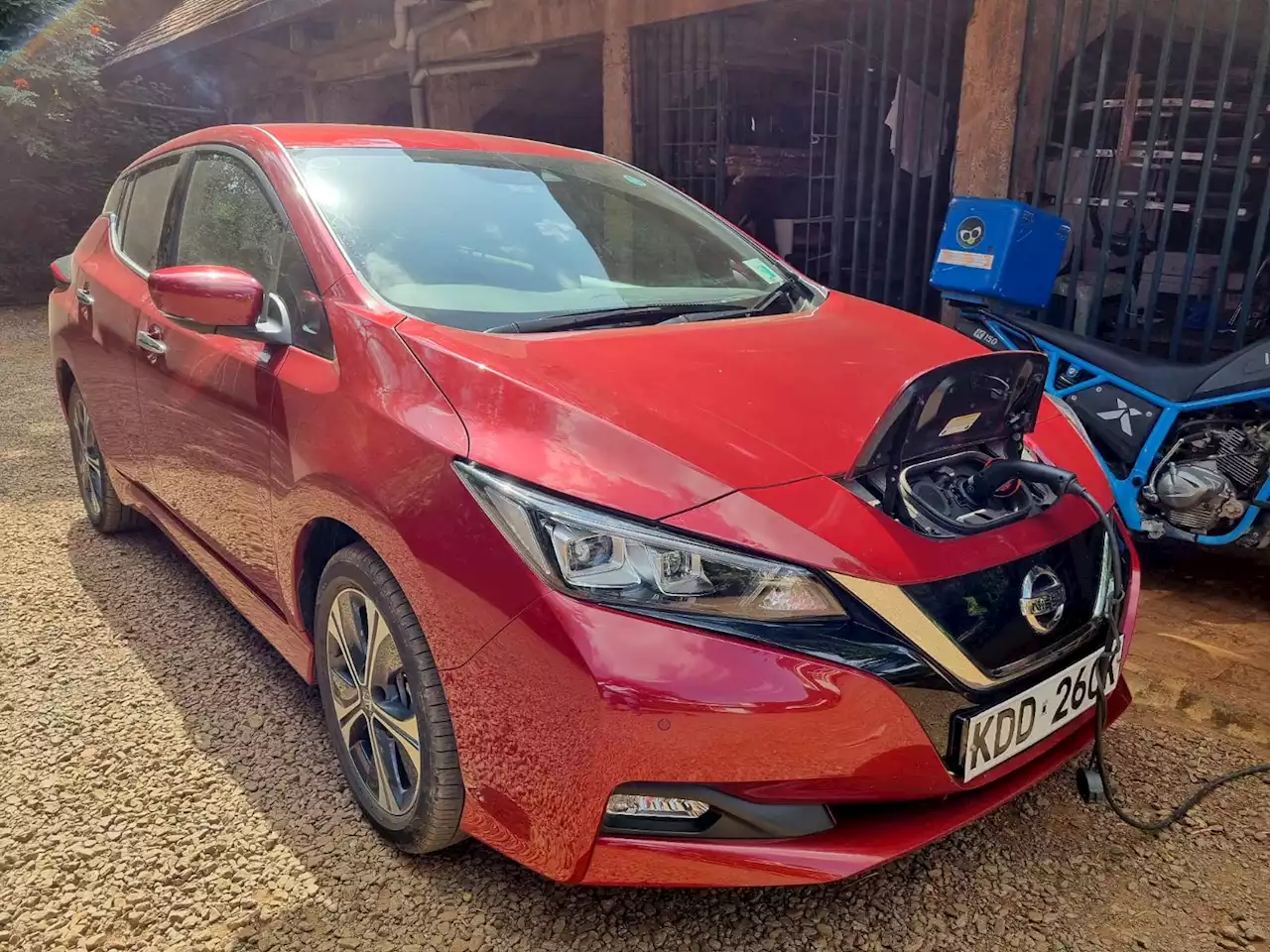 Tom Morton Drives His 62 kWh Nissan Leaf 345 KM Non-Stop From Kisumu To Nairobi!