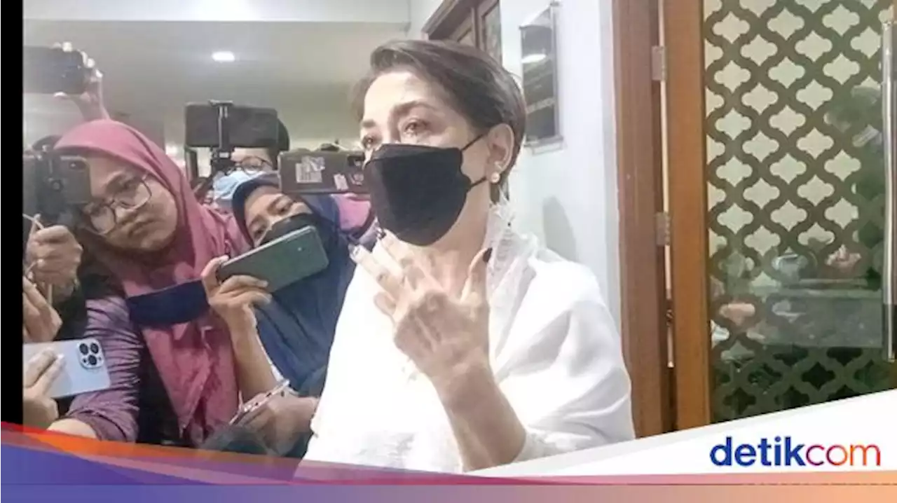 Tangis Widyawati Pecah Saat Ceritakan Momen Bersama Rima Melati