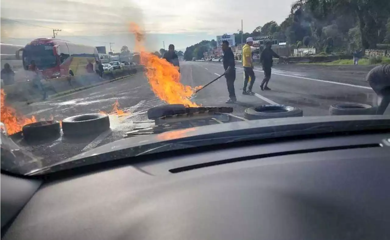 Bloquean la México-Puebla por desaparición de Alondra Soledad en San Martín Texmelucan