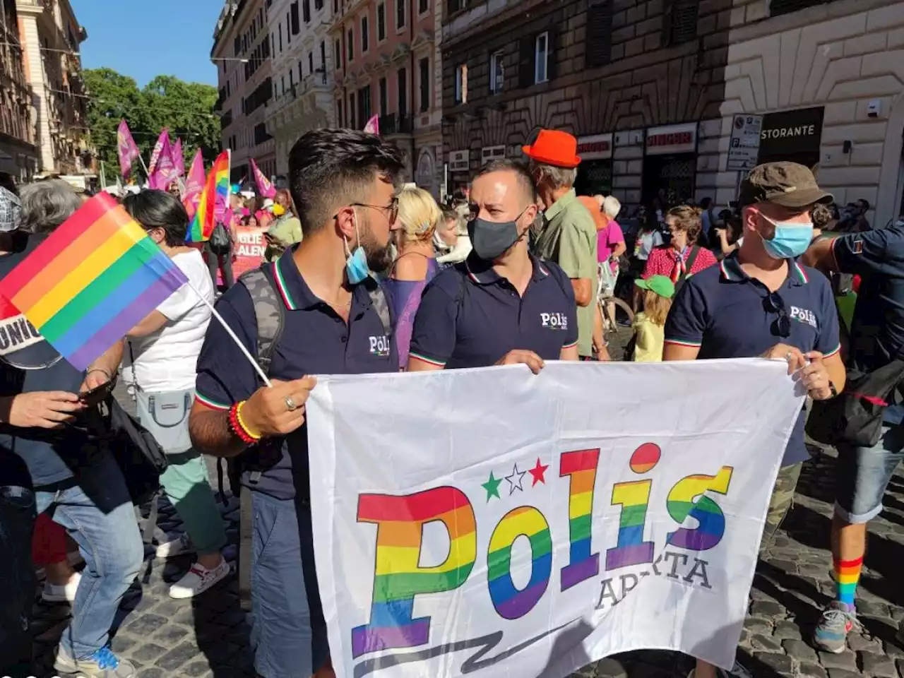 'Fuori i poliziotti dal gay pride'. L'ultima discriminazione arcobaleno