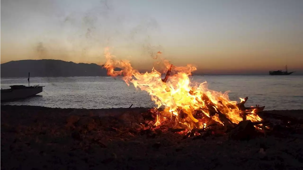 Tradiciones de la Noche de San Juan: del rito de la hoguera al baño nocturno