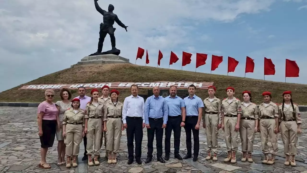 В День памяти и скорби Виктор Томенко возложил цветы к памятнику «Комбат»