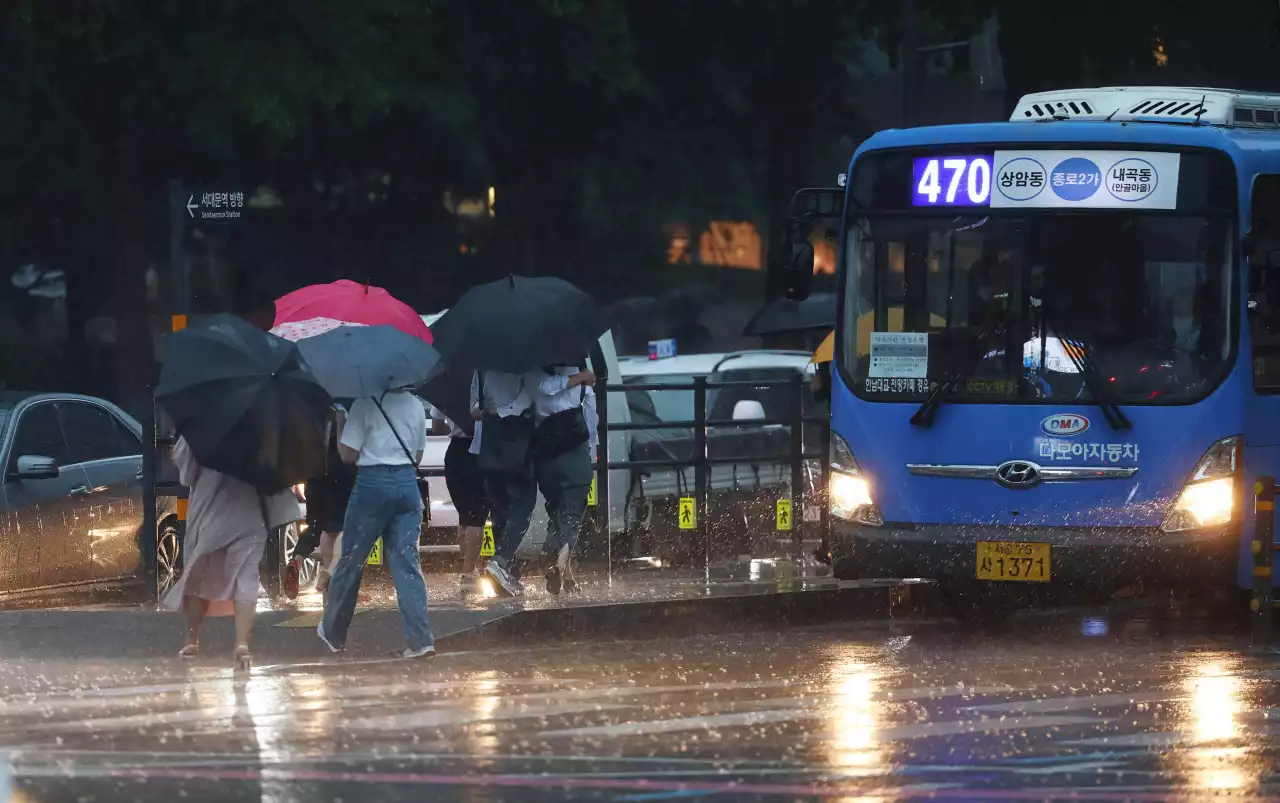 수도권·강원 100㎜ 넘는 장맛비에 곳곳 침수···비는 내일까지 계속