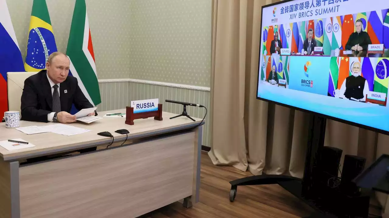 Xi e Putin lanciano una nuova sfida all'Occidente Al summit Brics il piano “per un modello alternativo”