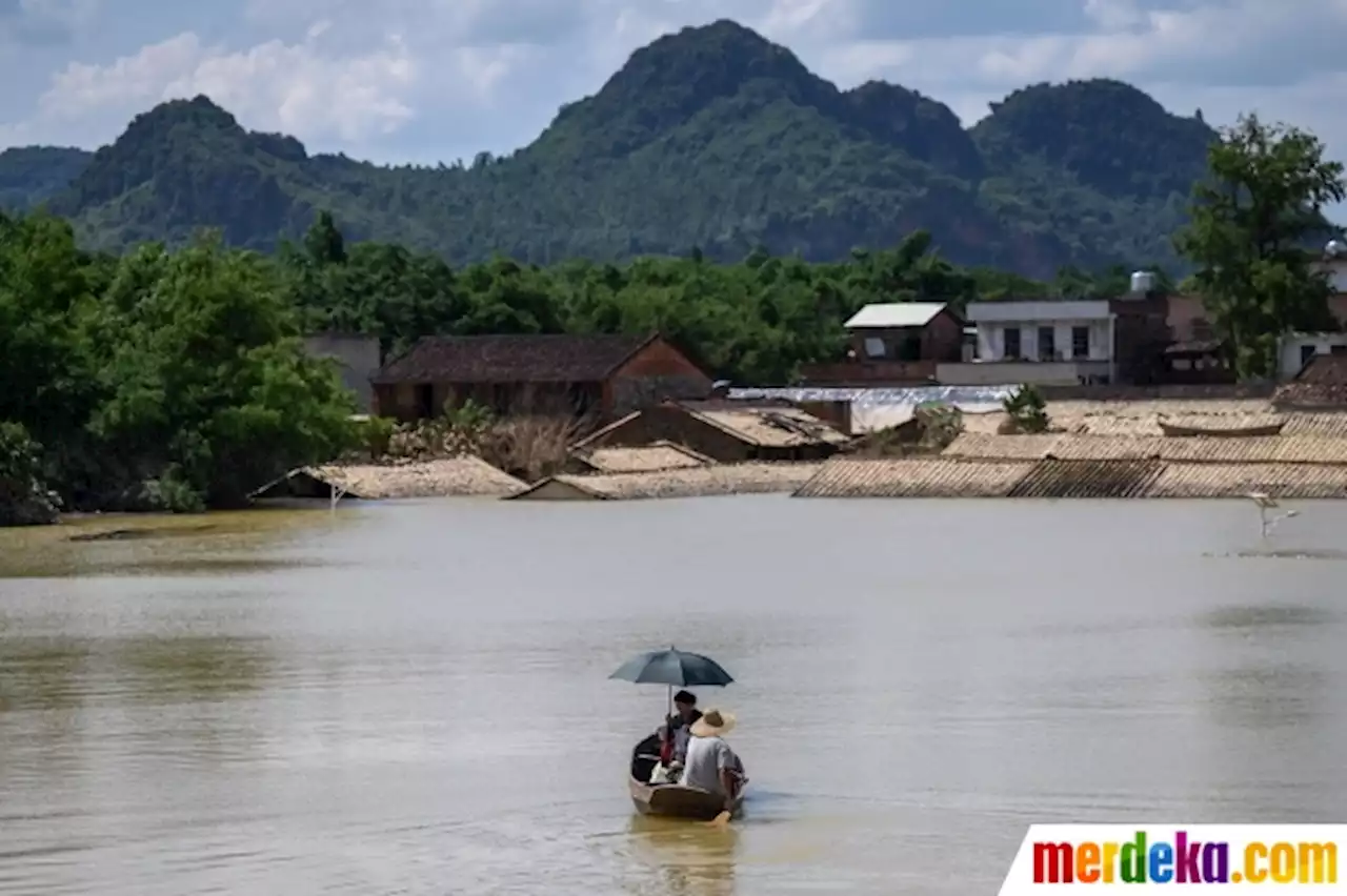 Foto : Banjir Besar Akibat Hujan Lebat Landa China, Tinggi Air Seatap Rumah | merdeka.com