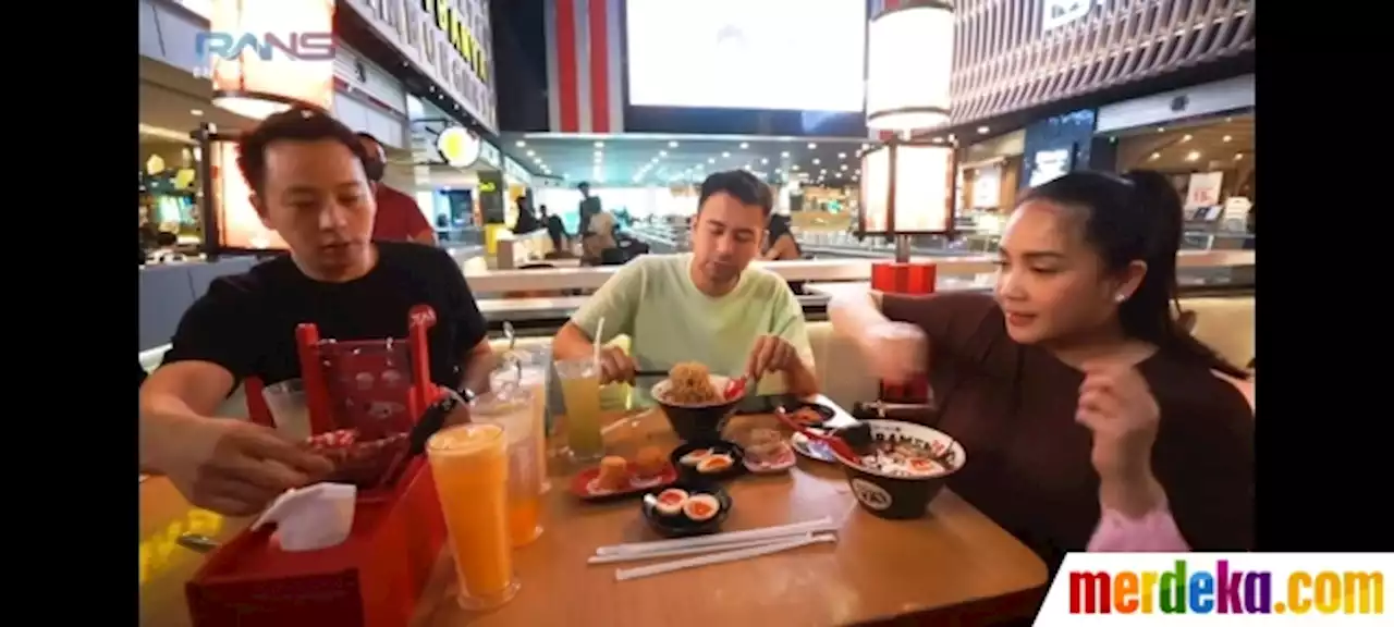 Foto : Potret Raffi Ahmad dan Nagita Slavina Makan Ramen di Mal, Romantis Sambil Suap-suapan | merdeka.com