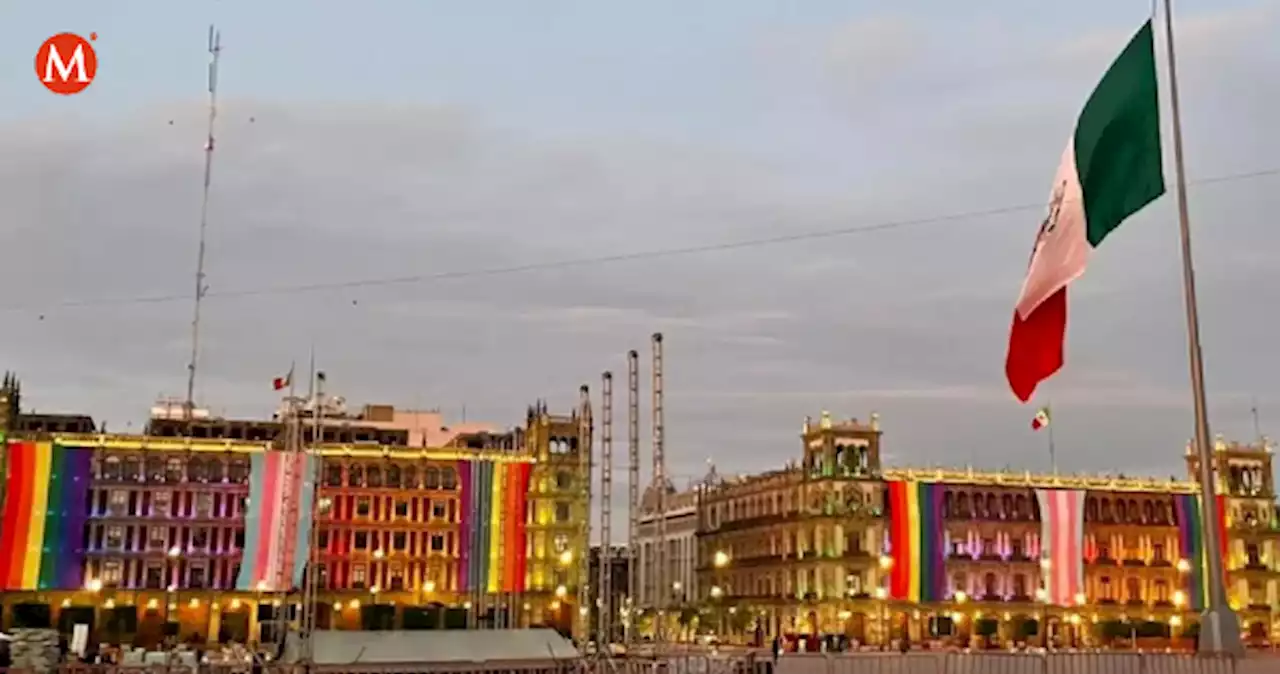 CdMx decora Zócalo con banderas LGBT+ por Marcha del Orgullo