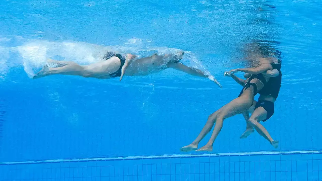 Coach redt bewusteloze synchroonzwemster op WK uit het water