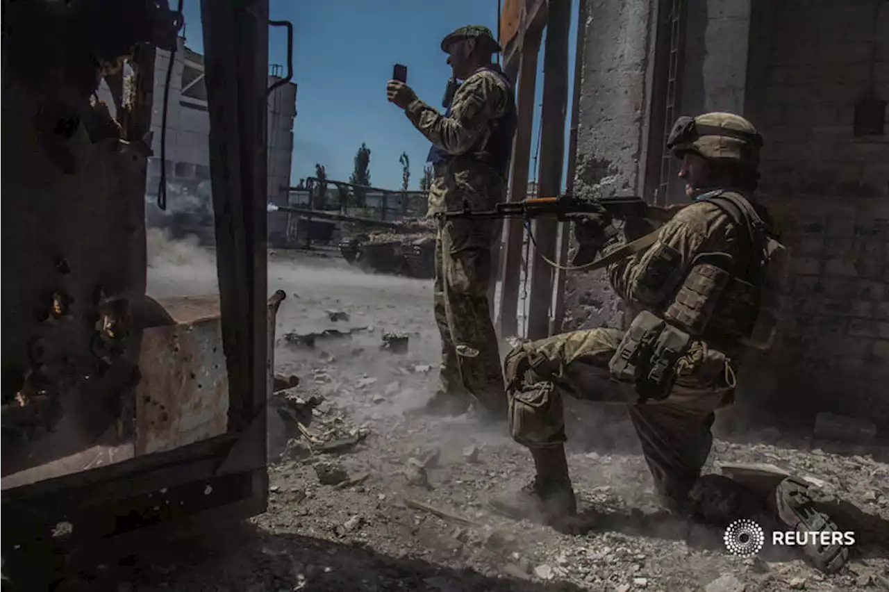 Battle for Donbas twin cities reaches 'fearsome climax', says Ukraine