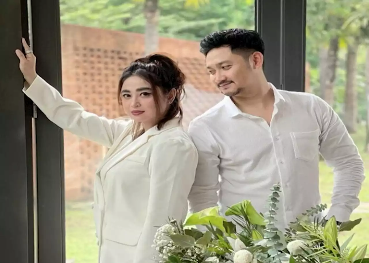 Gugat Cerai, Angga Wijaya Masih Pasang Foto Bareng Dewi Perssik