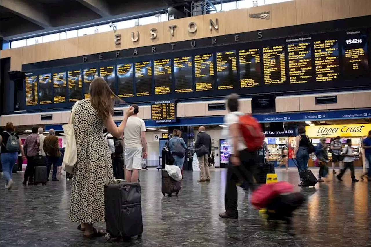 London commute quiet between rail strikes as talks fail