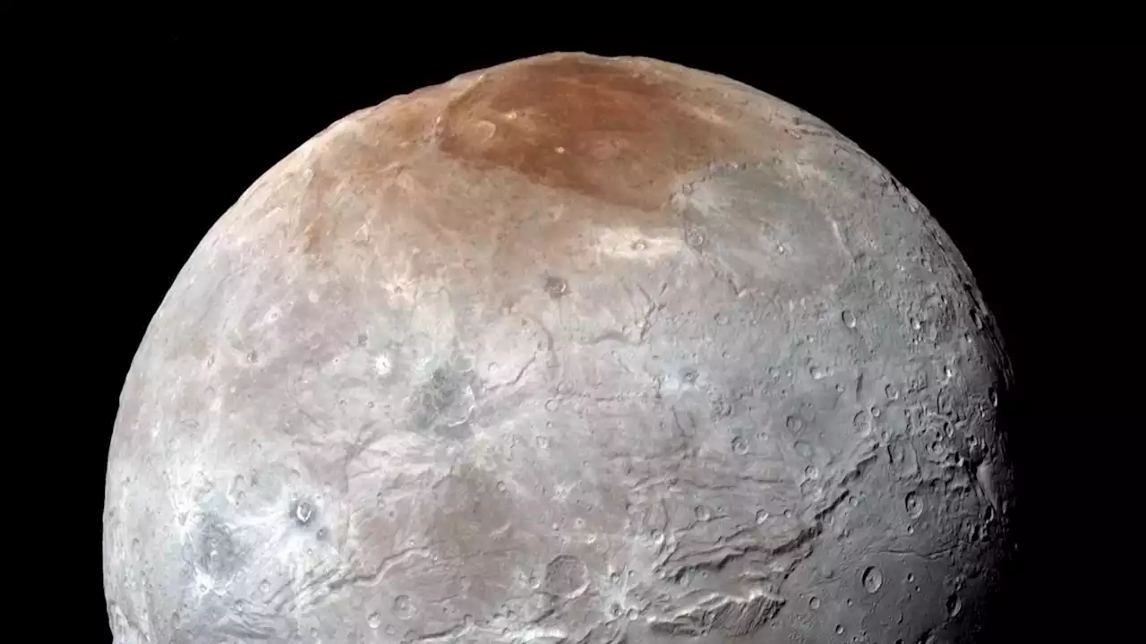 Pluto und sein Mond Charon: Wo der rote Fleck herkommt