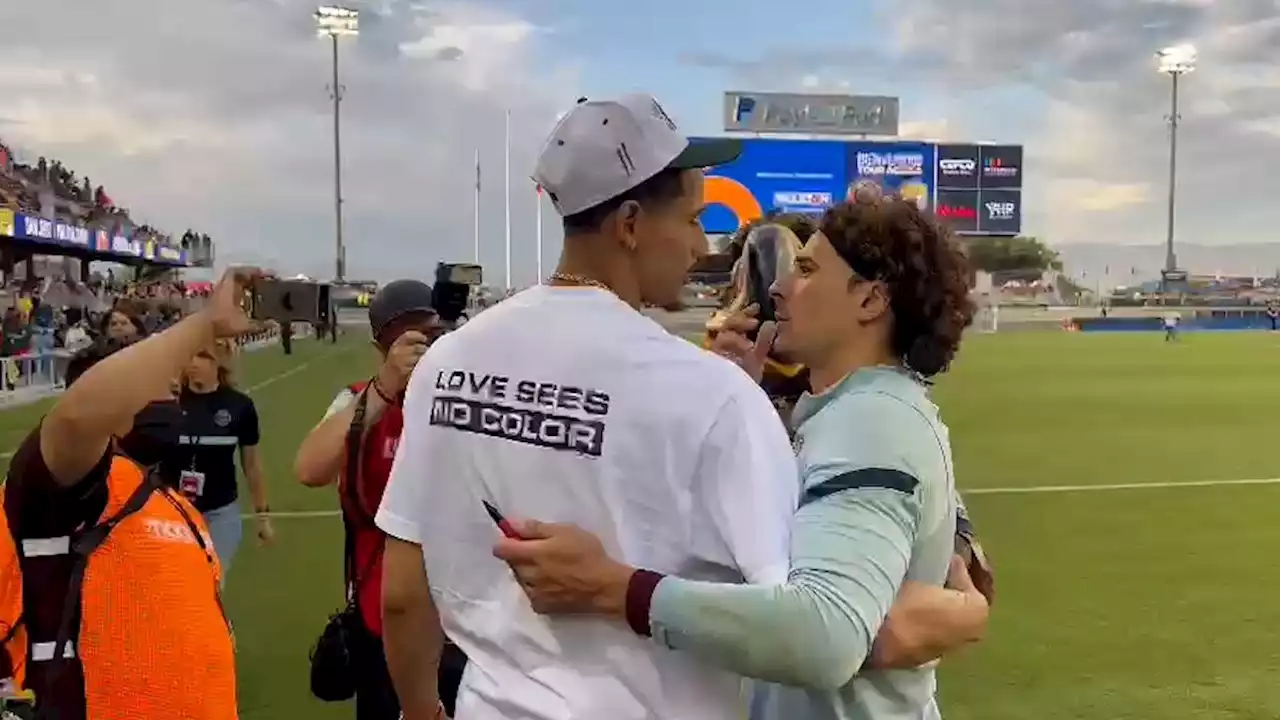 Juan Toscano lanza volado en el América vs León y Ochoa le regala playera