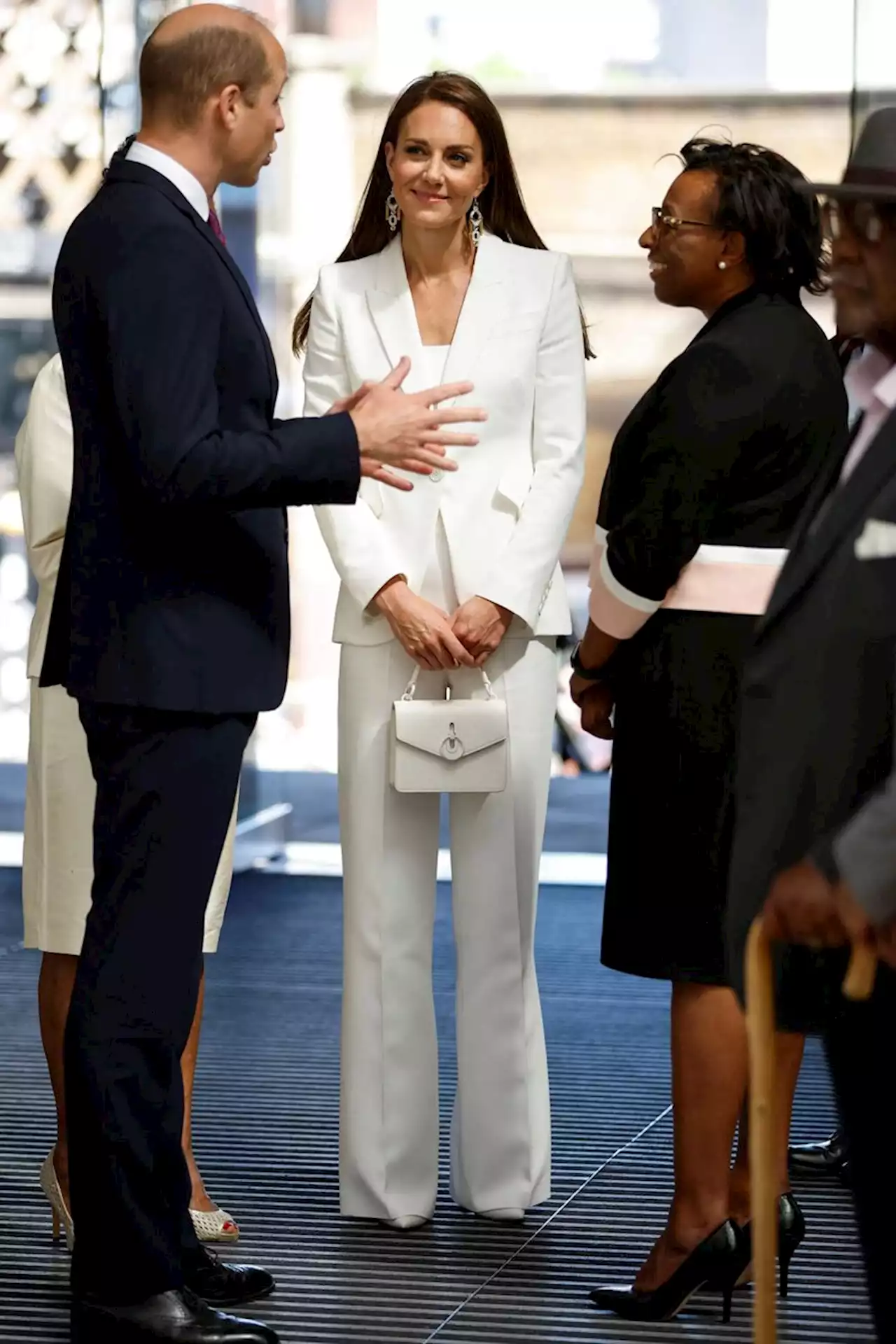 Nessuna indossa il tailleur bianco (riciclato) come Kate Middleton