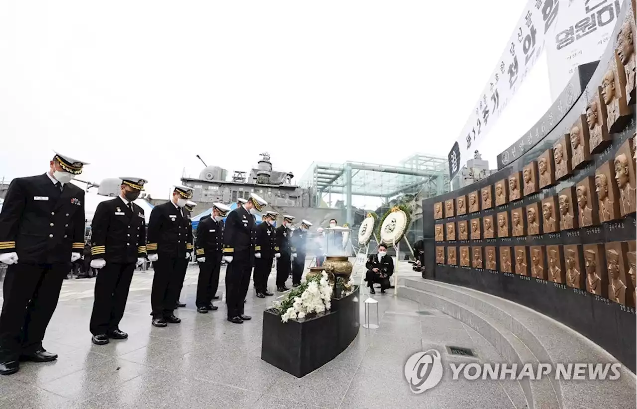 최원일 천안함 함장, 생존장병 상징 58번 달고 프로야구 시구 | 연합뉴스