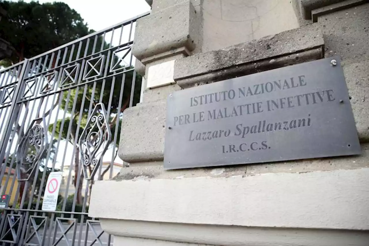 Roma, scritte no vax sui muri dello Spallanzani