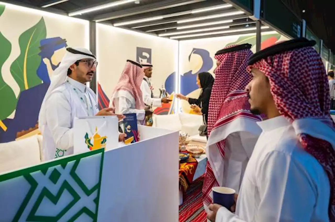 مجلس «القهوة السعودية» يكتظ بزوّار معرض المدينة المنورة للكتاب