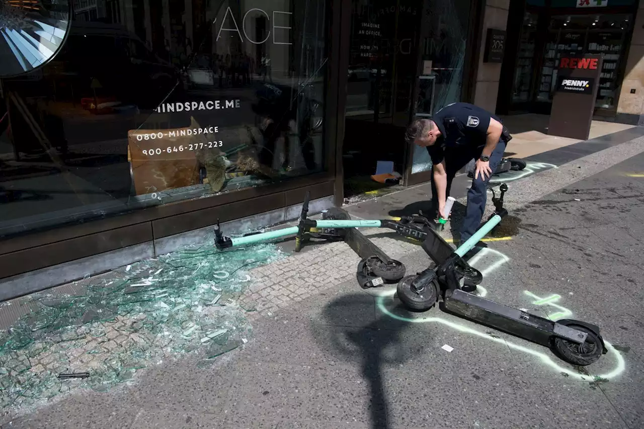 Friedrichstraße: Transporter rammt E-Scooter-Fahrer