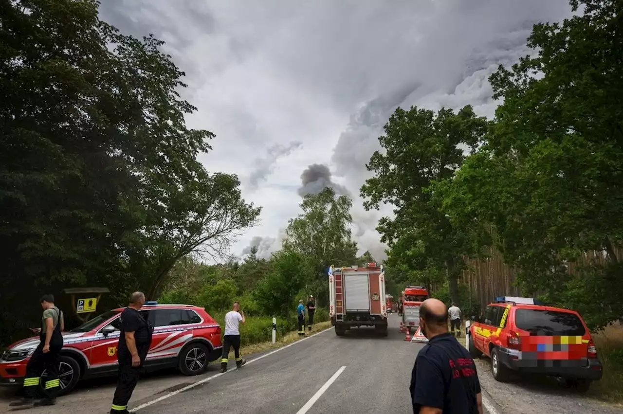 Waldbrand nahe Mühlberg weitet sich aus: Zwei Ortschaften evakuiert