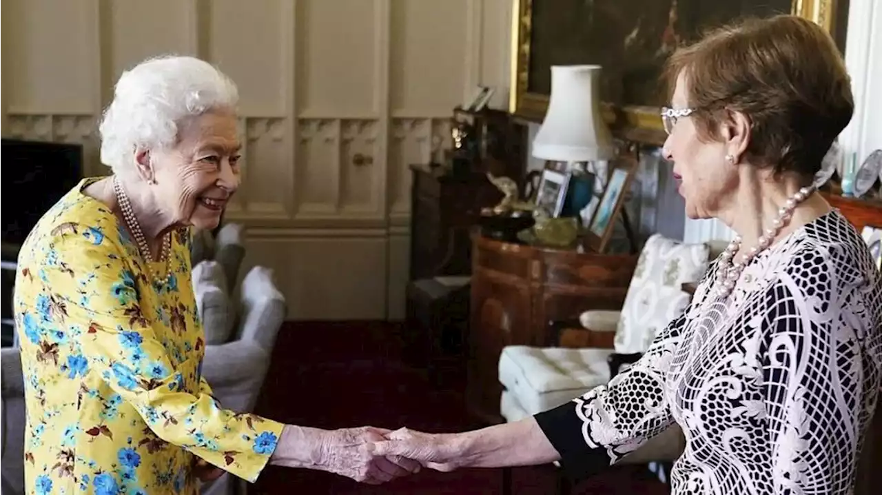Elizabeth II : toujours plus colorée, la reine rayonne en robe jaune à fleurs
