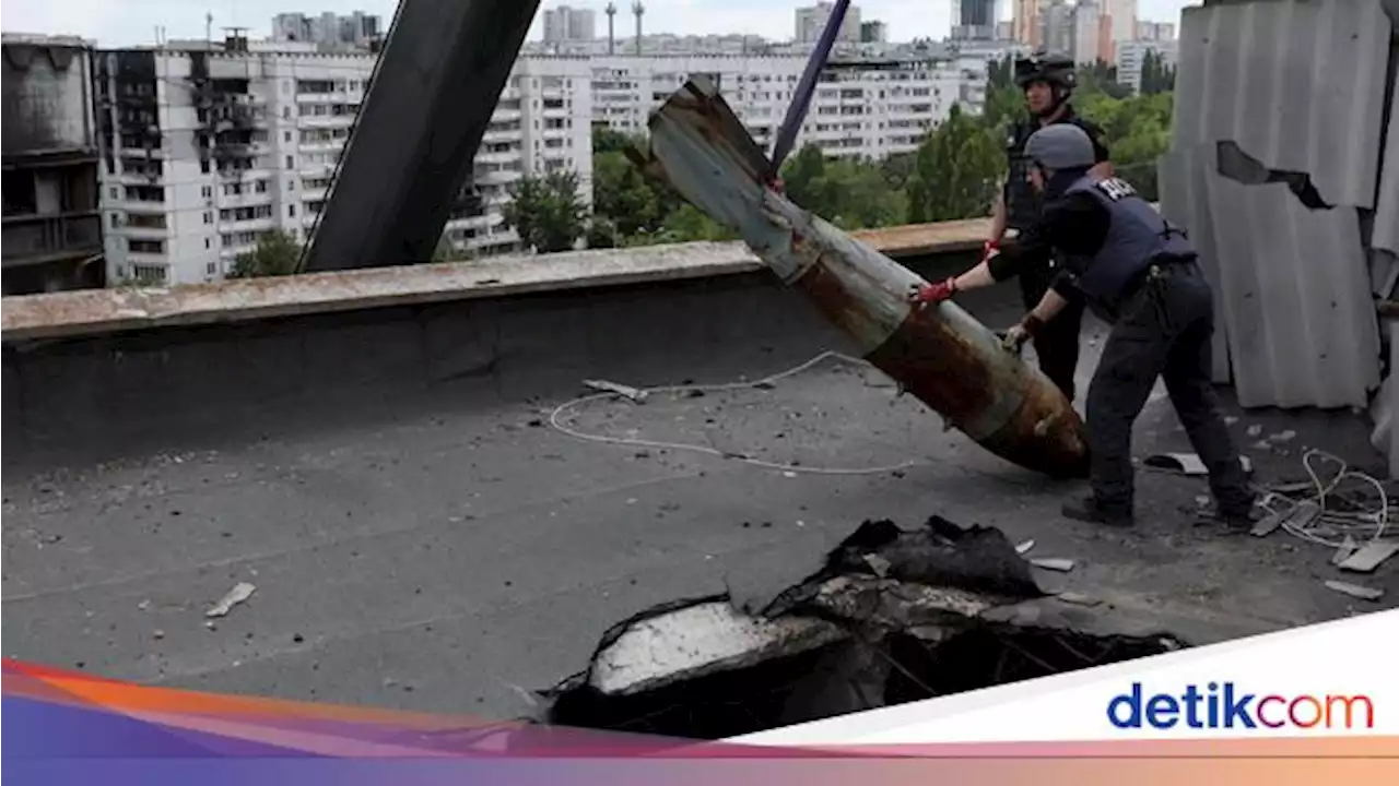 Foto-foto Pemindahan Bom 500 Kg yang Gagal Meledak di Ukraina