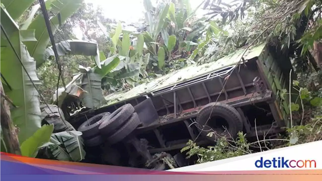 Truk Boks Nyungsep ke Jurang Silayur Semarang Diduga Rem Blong