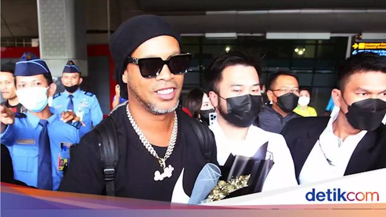 Berkacamata Hitam, Ronaldinho Tiba di Indonesia