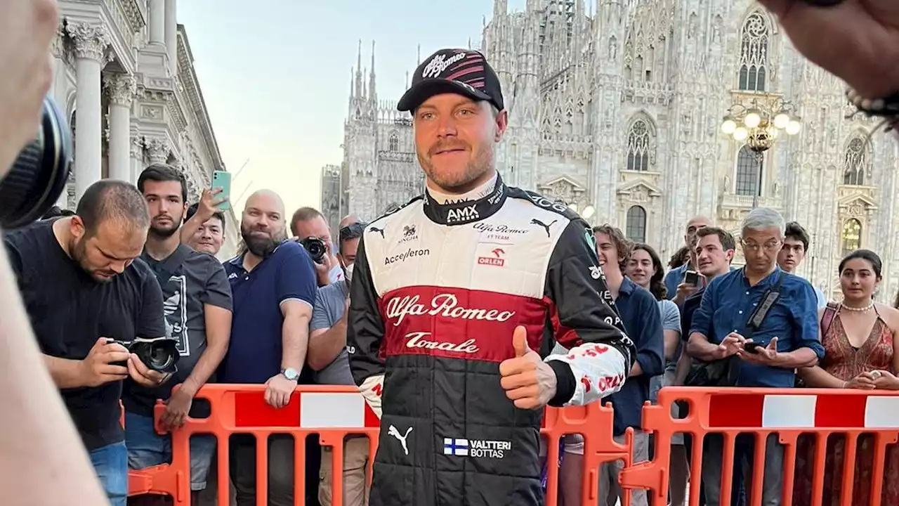 Bottas con l'Alfa Romeo F1 in Duomo a Milano, che sveglia