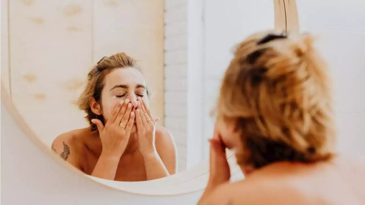 Voici les 3 gestes étonnants et efficaces pour dégonfler le visage le matin - Grazia