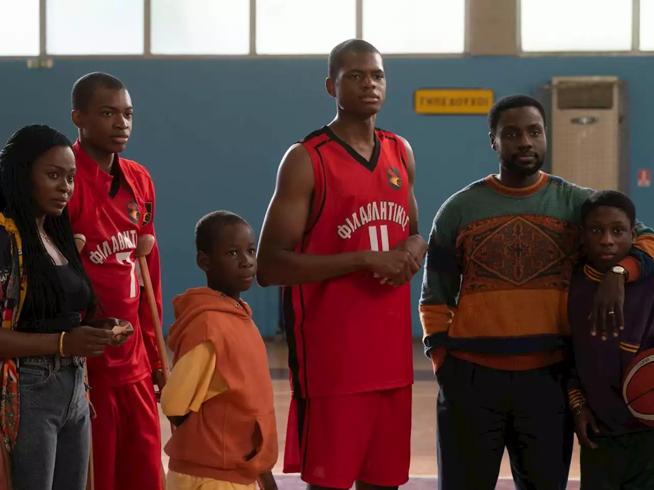 Su Disney+ c’è la storia (vera) di 'Rise', tre fratelli emigrati che diventano campioni di basket